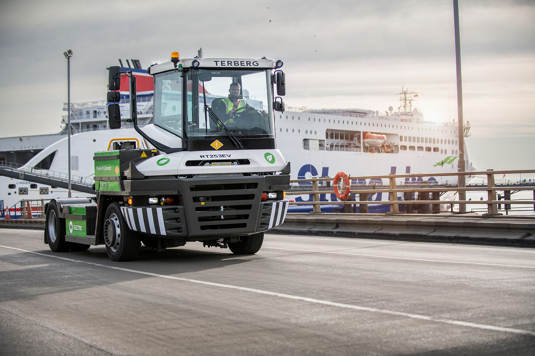 NEUER ANTRIEB FÜR NACHHALTIGE LOGISTIK: TERBERG ELEKTRIFIZIERT SCHWERLAST- UND RO/RO-TRANSPORTE